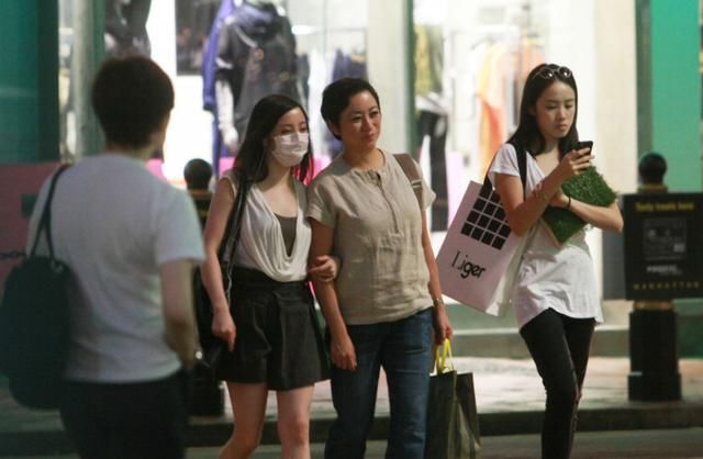  安排|港姐之女被曝欲跳楼自杀，消防员破门入屋后安排救护车送往医院