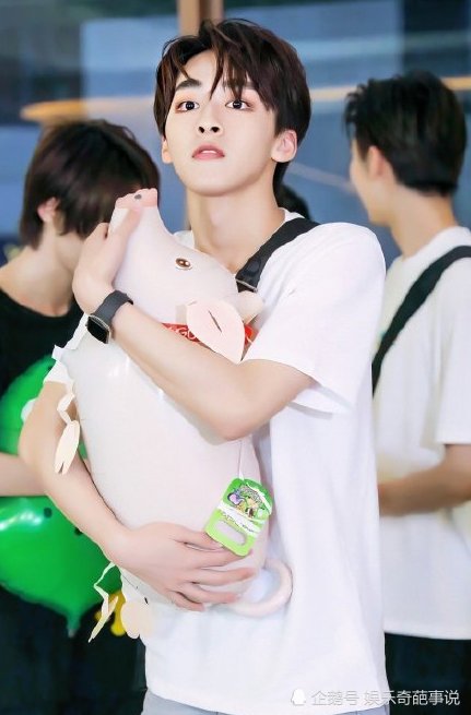  男孩|跑男下期录制嘉宾曝光，两位“大岛”男孩加盟，蔡徐坤的劲敌来了