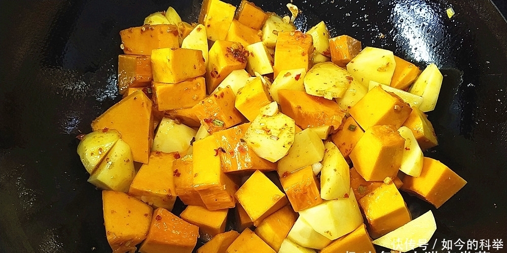 种食材|教你土豆炖南瓜川味做法,方法简单,味道香辣,关键吃完不长肉