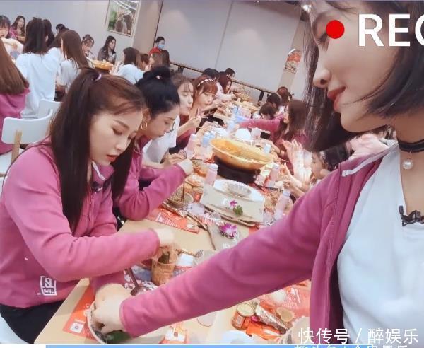 黄瓜|许佳琪误吃虞书欣吐出来的黄瓜,嘴上说不介意却被脸上表情出卖