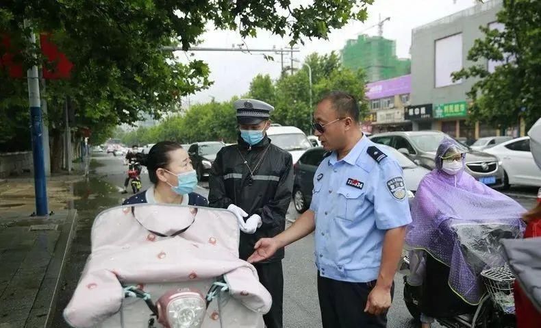  电动|一致好评丨招远交警冒雨走上街头帮电动自行车上牌!