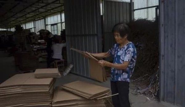  河南|河南农村老太糊纸盒1天为儿挣20元手术费，害怕白发人送黑发人