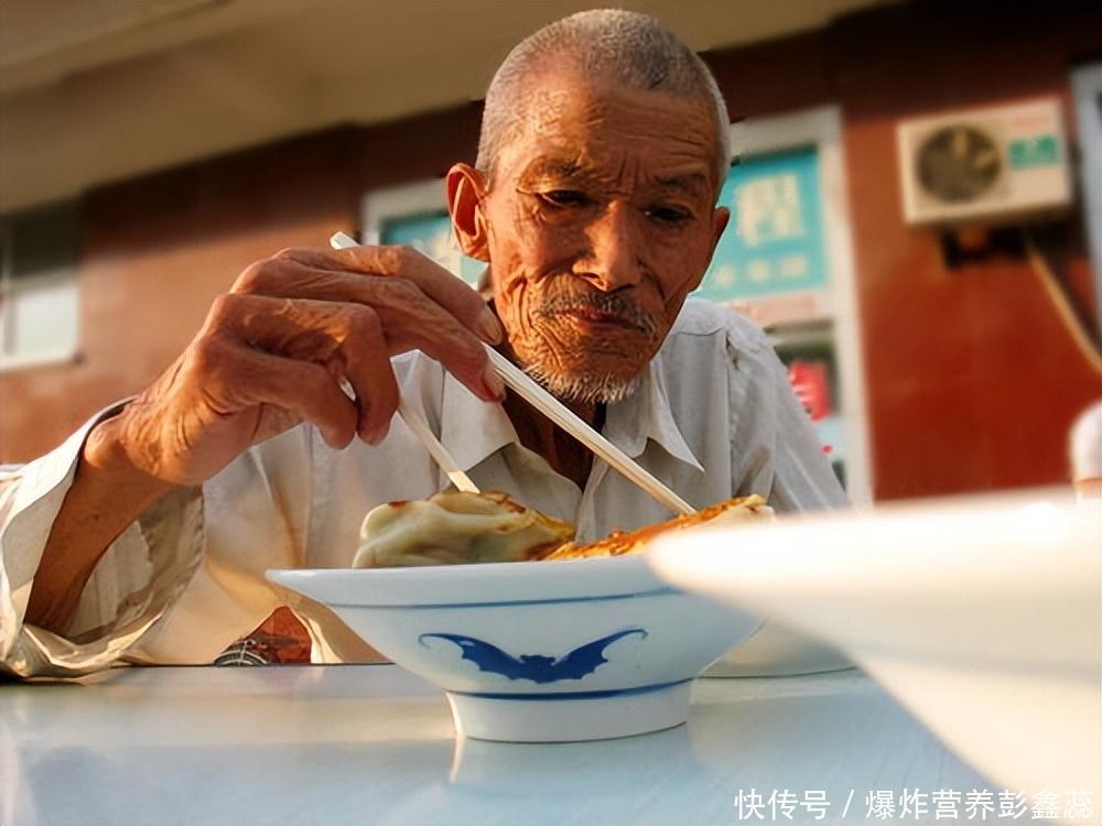 不吃早餐会提高糖尿病的几率吗(提前1小时吃早餐，可降低一半的糖尿病风险？相信自己你没看错)