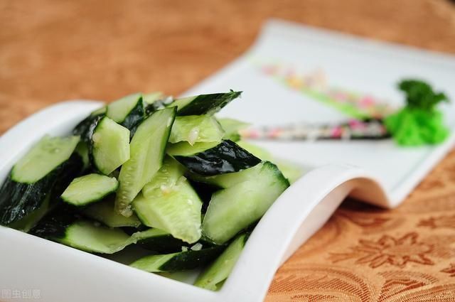 夏天|夏天做个“红油黄瓜”,这样吃酸辣适中,清脆爽口,好吃还下酒