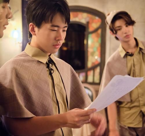  爆笑|节目组要求背诗，郭麒麟很学霸，黄明昊念了一句就全场爆笑