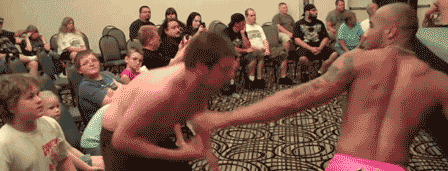  搞笑|搞笑GIF：大姐淡定的等人来救