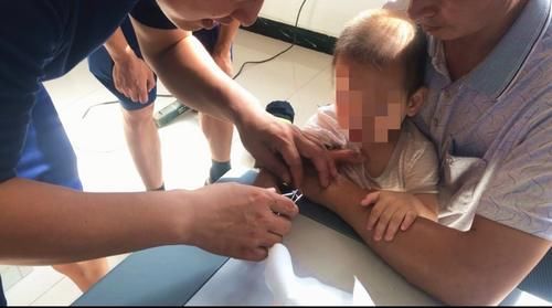  消防指战员|幼童手卡螺母，救援中淡定吃早餐