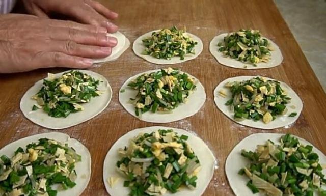  倒入|我家隔三差五吃的一道面食，酥脆鲜嫩又顶饱，出锅后我一顿吃4个