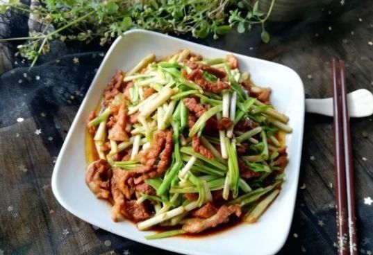  菜花|精选美食：肉丝炒蒜苗、干煸菜花、酸辣牛百叶、鲜奶炸吐司的做法