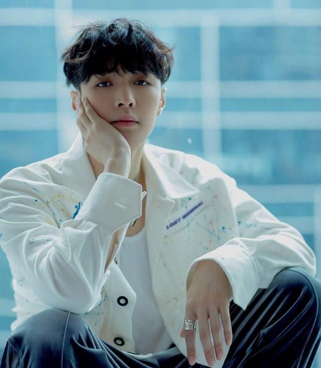  张艺兴|宁静团连线请教张艺兴，而张艺兴看手机的方式成了“亮点”