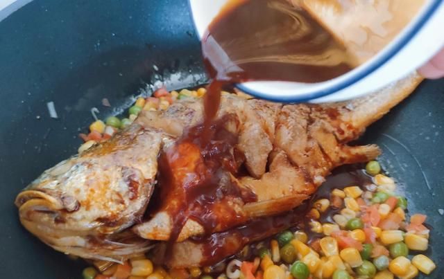 大黄鱼|红烧鱼这样做,鲜香无腥味,解馋又下饭,全家人都抢着吃