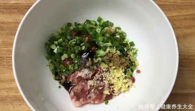 好吃|农家饭-萝卜缨子玉米菜饼子,粗粮养人,全家人都抢着吃!