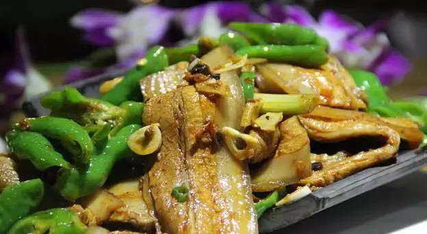 精选|精选美食:香椿焗鱿鱼,连山回锅肉,红烧鲫鱼,蜜瓜三文鱼的做法