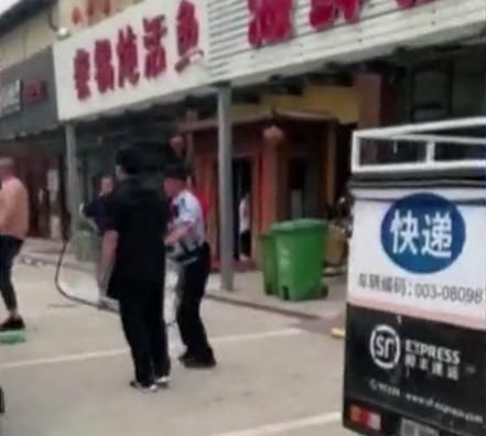  暴力|男子酒后滋事暴力袭警，民警用盾牌技战术果断制服