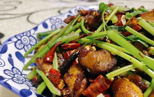 详细|川香辣子鸡,麻辣爽口超过瘾,2个鸡腿做了一大盘,附详细步骤