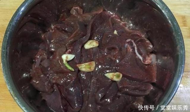 放到菜板上|炒猪肝时,焯水就“废”了,加点它,鲜嫩顺滑、无腥味