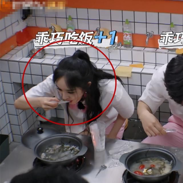 敬业|节目组设吃剩饭环节,杨幂拿起勺子就认真吃,敬业的态度很明显