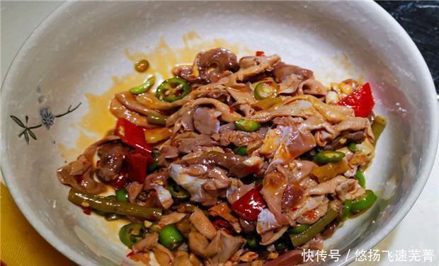 爆炒|邻居扔的鸡杂我拿来爆炒,不需要多丰富的配菜,出锅后可口又下饭