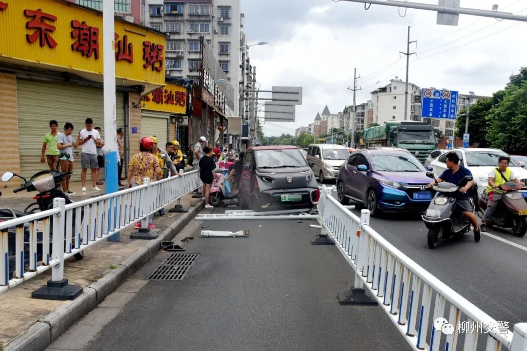  小型新能源|柳州67岁老人驾驶小E突然失控，一路冲撞！其称“车辆停不下来”