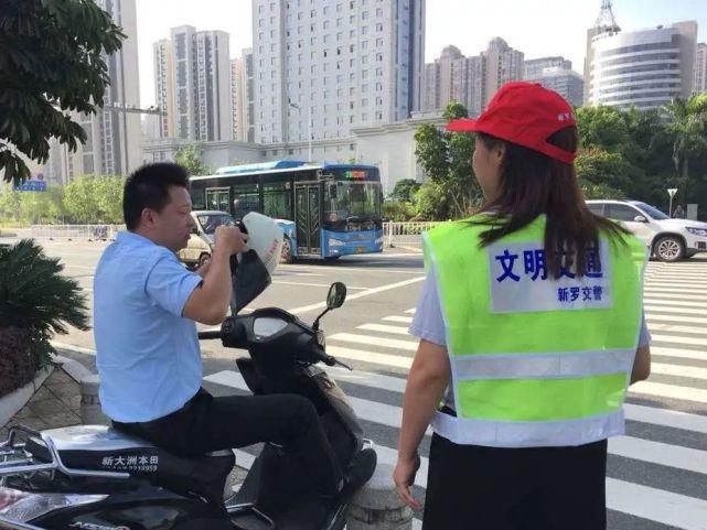 交通劝导|创城进行时 | 新罗曹溪:文明出行 你我参与 细节之处助力创城