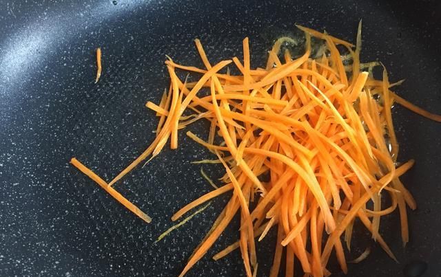  韩式|粉条除了炖猪肉还能做出啥花样？好吃又简单的韩式炒杂菜