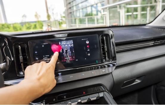  竞争|竞争轩逸帝豪，新宝骏轿跑轴距2米7，标配大屏车联网，不足6万