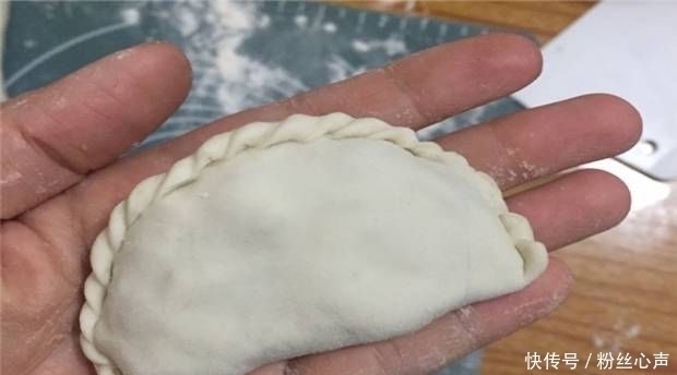 受欢迎|教你如何在家里做韭菜盒子,一把韭菜和两个鸡蛋,这在老人和孩子中很受欢迎