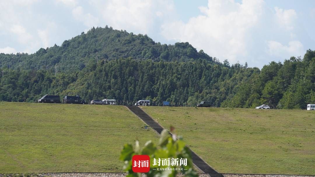  厚坊村西边|5天杀死3人疑凶曾春亮藏身范围疑被锁定 警方喊话：立即下山 投案自首