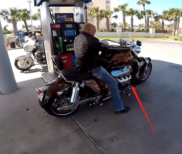  看点|加油站巧遇一台8缸摩托车，马力1200匹，车漆颜色很有看点