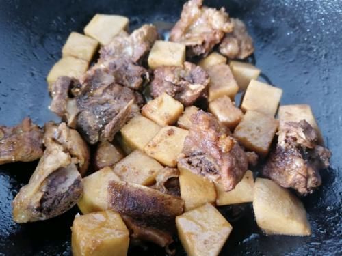 秋季|炖排骨别总放土豆，它才是“绝配”，味道鲜美又补水，秋季别错过