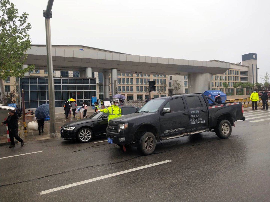  风雨|烟台交警，风雨中的逆行者！