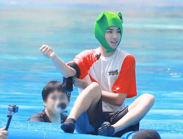  杨洋|《哥哥》路透曝光，杨洋身材好，我却被带青蛙头套的黄明昊圈粉