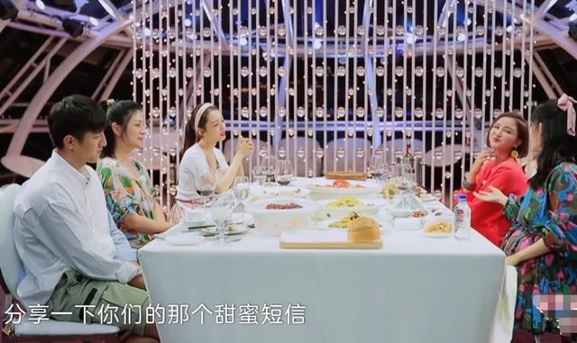  为啥|吉娜节目大口吃菠萝包，当她咬下的那一刻，终于知道她为啥那么瘦