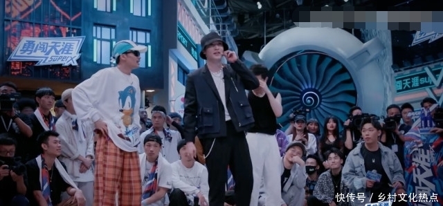 选手|张艺兴第一轮对战输了,直言不服,个人实力强,和选手跳舞太抢眼