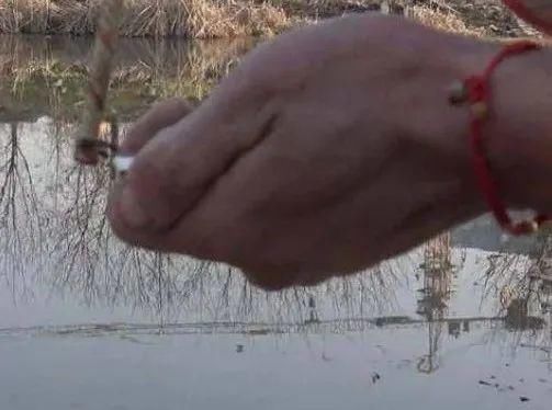 鞭炮|九连城八三大桥下，突然一声巨响，水炸了......