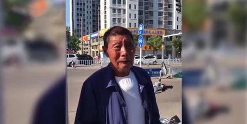  电动三轮车|75岁大爷卖鹅违章，交警买下全部大鹅，并称：自己也有年迈的父母