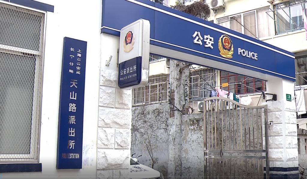 民警|他拿到了18岁生日礼物，却要“锒铛入狱”，背后的原因让人心酸！