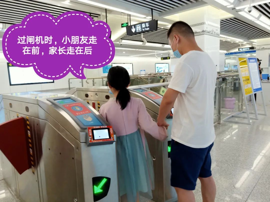 孩子|妈妈带娃乘地铁被闸机夹到，警方提醒带娃坐地铁要注意
