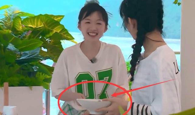  手里|赵丽颖自己学习做冰沙, 谁注意她手里用的碗? 这顾客还怎么敢来