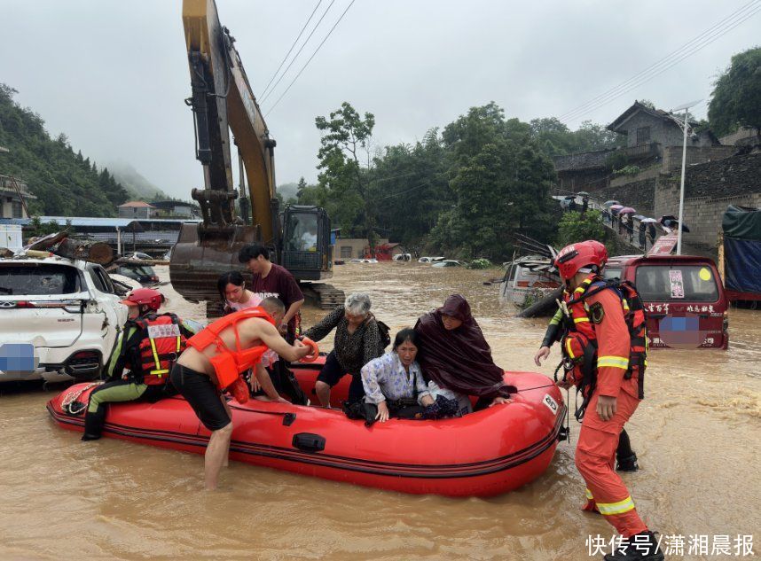 湘西多地暴雨，有人在挂车内等救援，截至目前湘西消防转移疏散455人