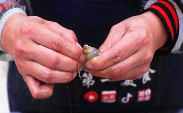  一大|去虾线、还在用牙签太老套了！老渔民教你1招，分分钟剥完一大盆