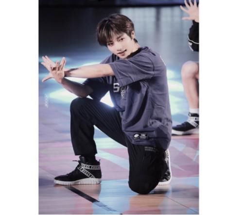 国际|初秋工装裤不会穿？刘昊然LV泼墨套装，高级又国际范十足