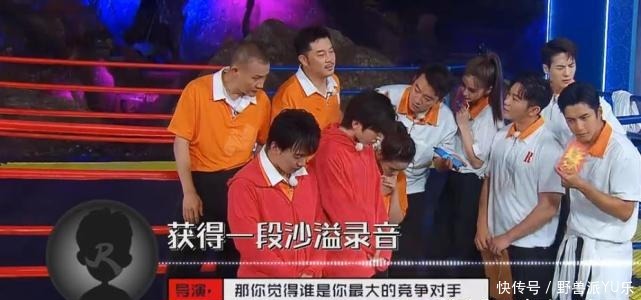 领口|李沁发现领口太大,被男嘉宾围着时救场方式堪比教科书,难怪会火