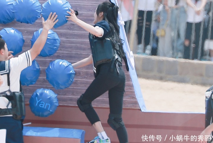  娜娜和吴宣|《跑男》路透照，欧阳娜娜身材比例好，吴宣仪不愧是“女团腿”