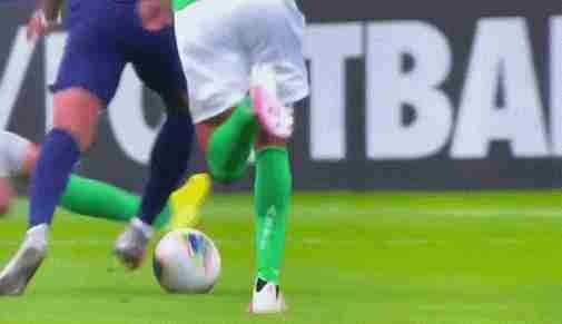  牌面|牌面！法国总统亲自询问姆巴佩伤情，脚裸90度扭曲拄着拐杖离场