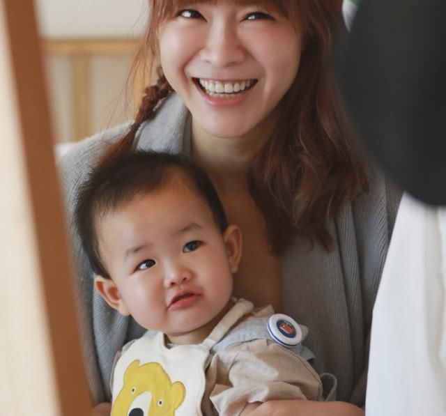  儿子|李艾晒老公儿子，灯泡被爸爸抱怀中刷牙一脸抗拒，看到妈妈秒变脸