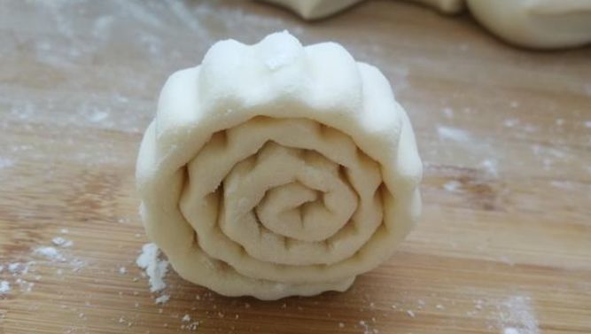 卷起来|手把手教你在家蒸花卷,一根筷子就搞定,花卷蓬松柔软,比包子馒头还好吃