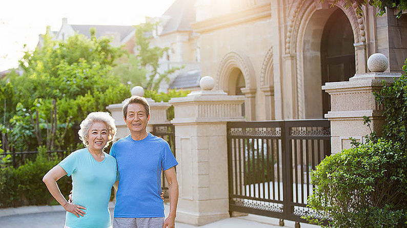 老伴儿|财产都留给儿子,后老伴儿怎么办?一位再婚老人“两全”的做法