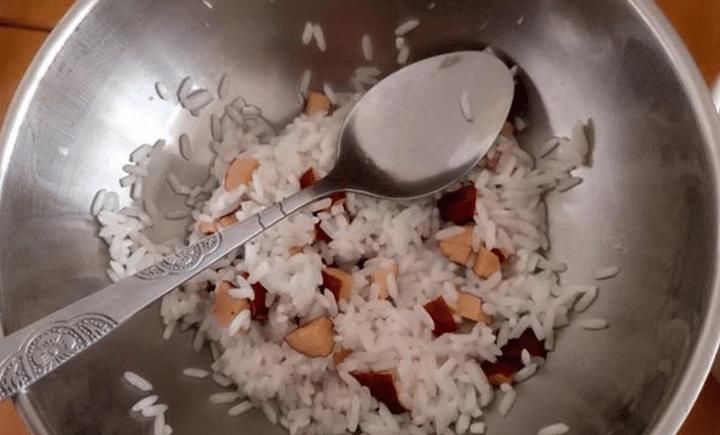  再把红枣|原来竹筒粽子如此简单，上锅一煮，香甜软糯，比买的还好吃