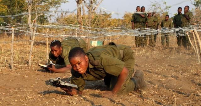 盗猎|经历过性侵和家暴，如今她们扛起枪，成为非洲最勇敢的女团！